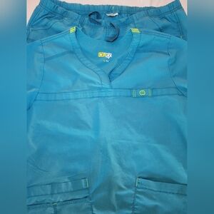 WonderWink Women's Teal Blue Scrub Set, Large top and X-Large Cargo Pant.